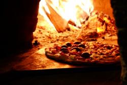 Pizza im Holzbackofen