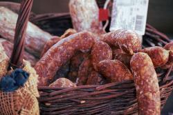 Salami im Korb